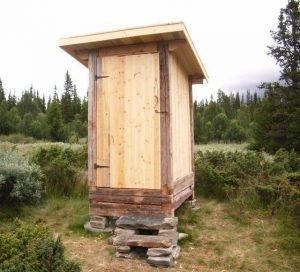 Деревянный туалет для дачи
