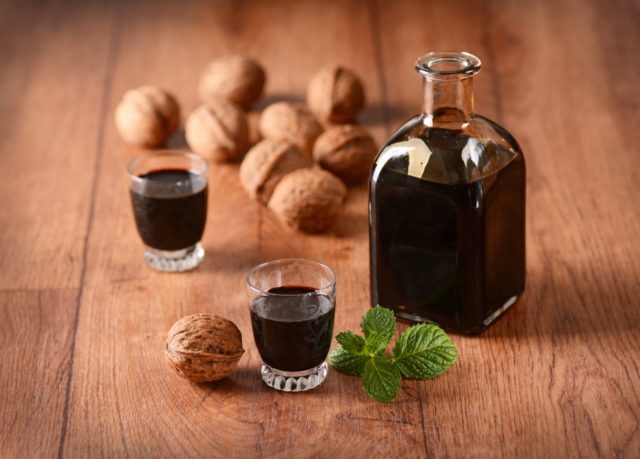 Лечение настойкой грецкого ореха: применение, рецепты