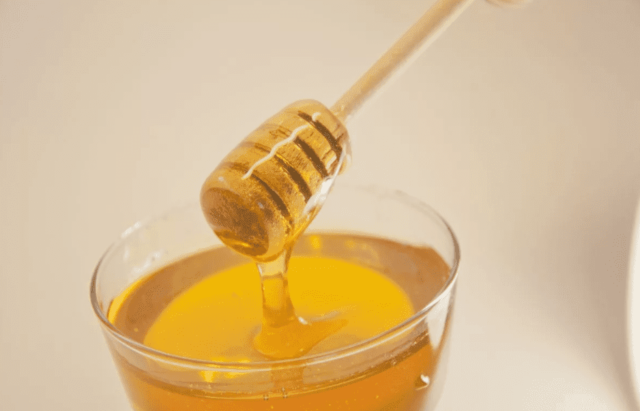 Мед с прополисом: полезные свойства и противопоказания, применение