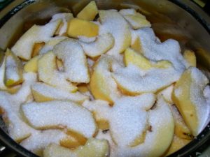 Варенье из айвы с грецкими орехами и лимоном