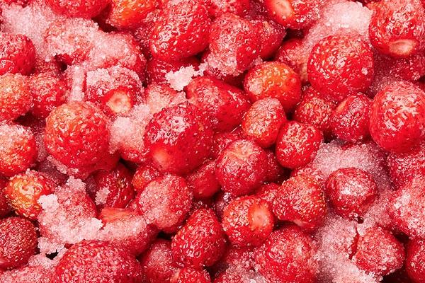 Какие фрукты и ягоды можно заморозить зимой в домашних условиях