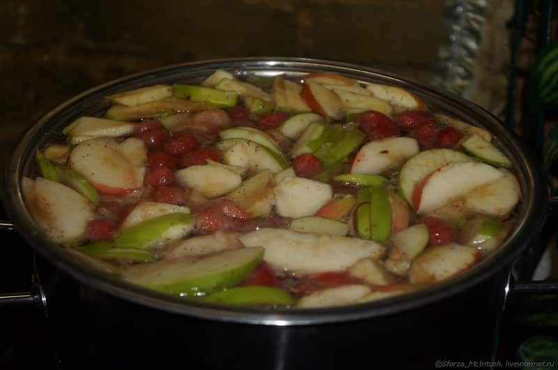 Простой рецепт приготовления компота из клубники на зиму